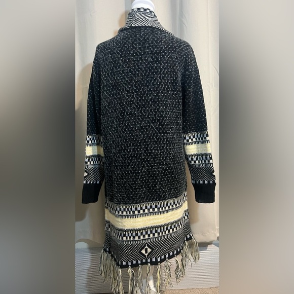 JC Penny’s Shawl With Tassles - Picture 3 of 4